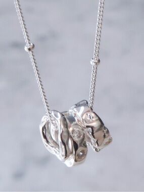 The triple chic pendant necklace in 925 silver and lab created stones.